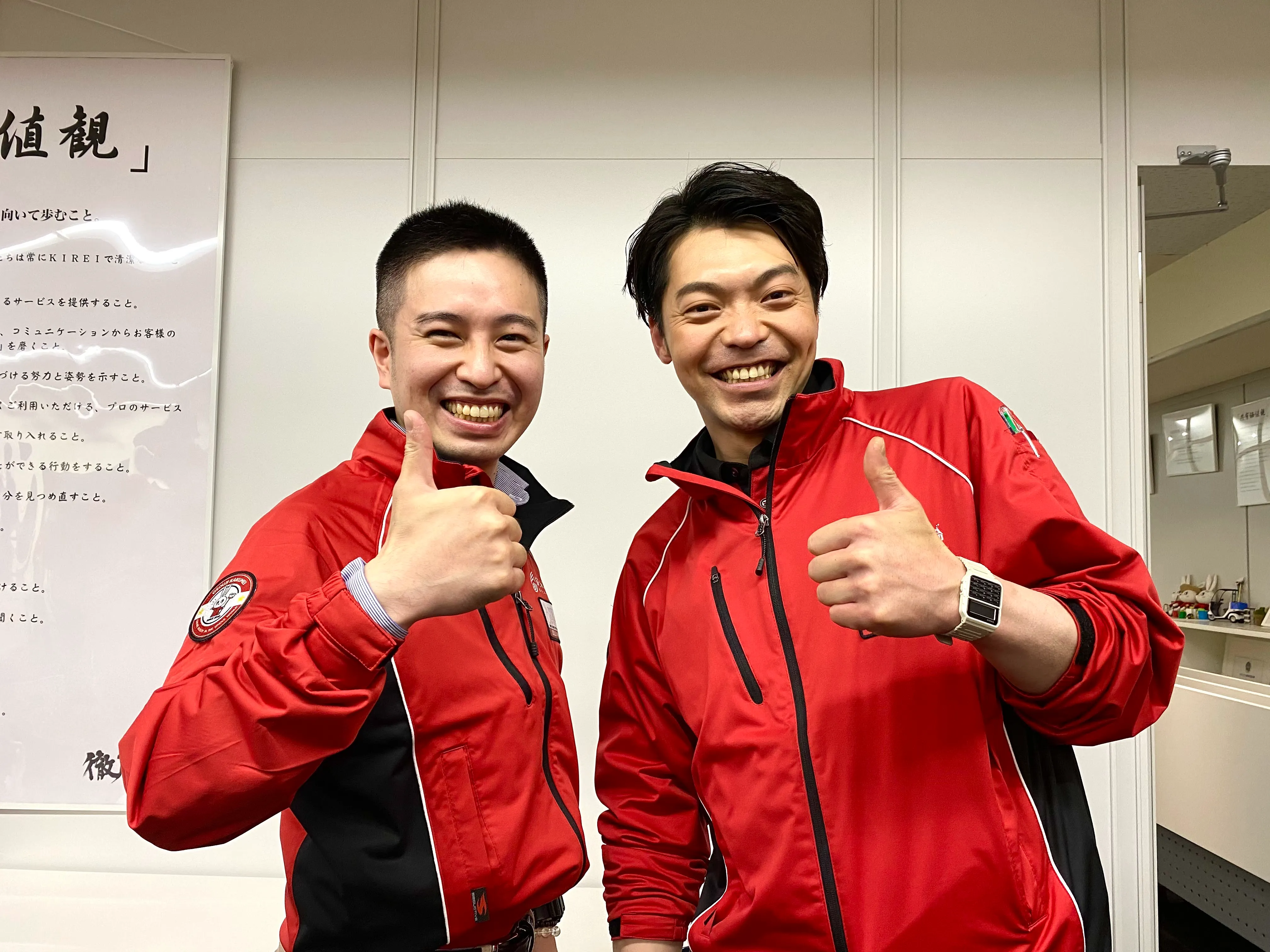 笑顔の二人の男性オーナー